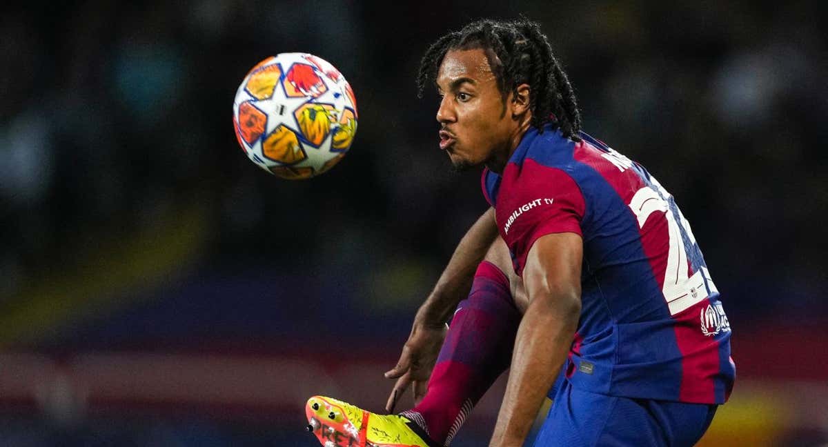 Jules Koundé durante el partido ante el PSG./Efe