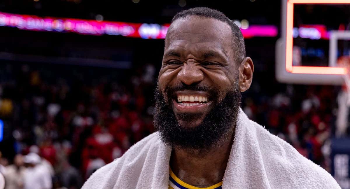 LeBron James sonríe tras la victoria de los Lakers ante los Pelicans.