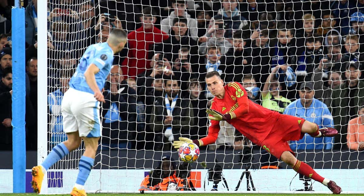 Lunin para el penalti a Kovacic.