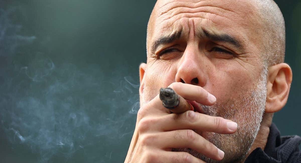 Pep Guardiola fuma un puro tras ganar la Premier con el City en 2022.