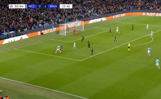 Carvajal termina defendiendo a Grealish, encimándolo mucho pero sin entrarle.  WYSCOUT