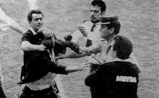 Momento de la agresión a Enríquez Negreira, de espaldas en la imagen.  PERE DURAN
