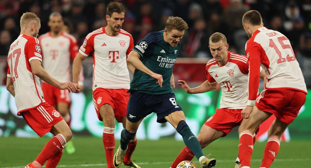 Jugadores del Bayern encimando a Odegaard. /REUTERS