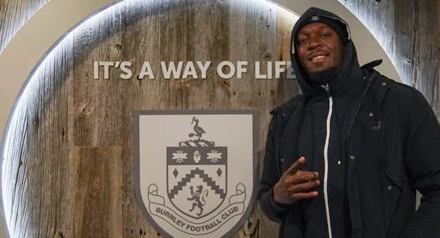 La historia tras la foto más inusual de Usain Bolt en Burnley viendo un partido del filial