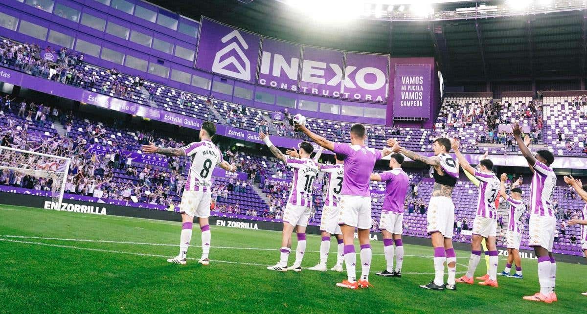 Los jugadores del Valladolid se acercan a la grada de animación del José Zorrilla tras un partido.