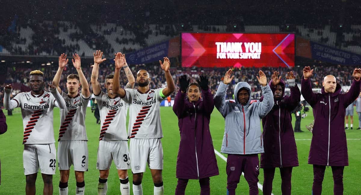 El Bayer Leverkusen celebra con sus aficionados la clasificación a semifinales de Europa League.