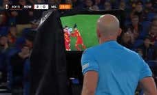 Marciniak va al VAR a revisar un penalti y resuelve... ¡en 1 segundo!