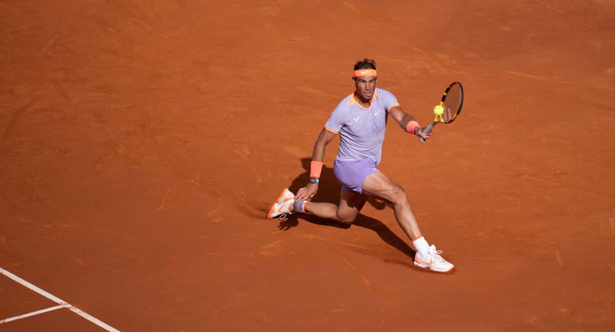 Rafael Nadal golpea una derecha durante su partido ante De Miñaur en el Conde de Godó. /Eric Renom/LaPresse via ZUMA