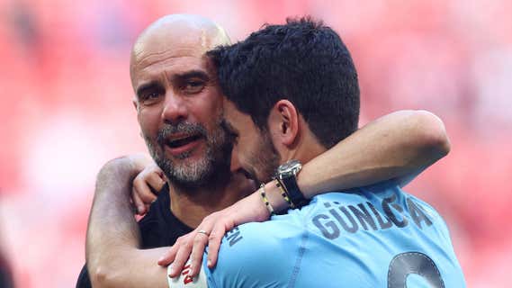 Guardiola y Gündogan lloran abrazos tras conquistar la FA Cup la pasada temporada. /REUTERS