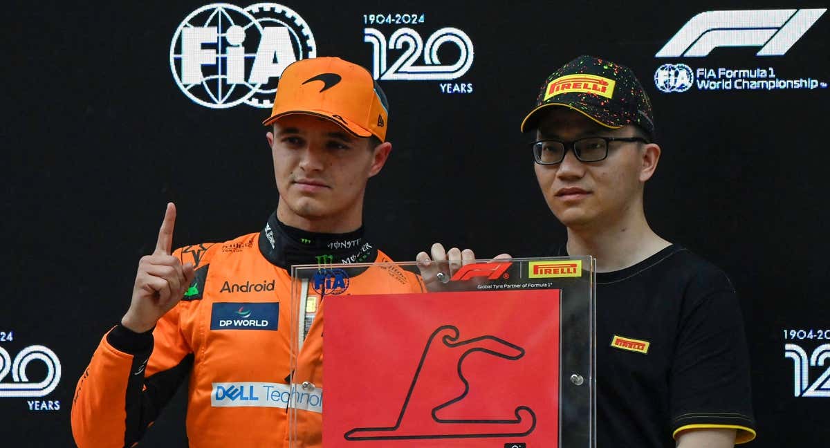 Lando Norris, posando con la pole de la sprint.