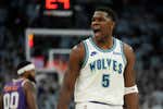 Anthony Edwards se luce ante su «mejor jugador de la historia» y pone a los Wolves 1-0