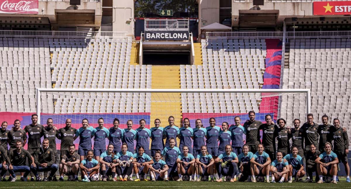 La plantilla y el staff al completo del Barça posan en el estadio olímpico Lluís Companys en la previa de la ida de la semifinal de la Champions femenina ante el Chelsea.
