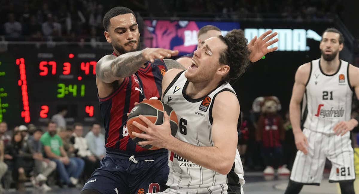 Howard ante Pajola, durante el Baskonia - Virtus. /EFE