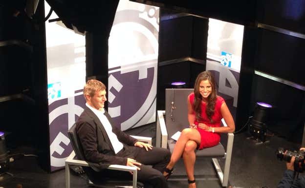 Lucía Villalón, con Toni Kroos, en Real Madrid Televisión.