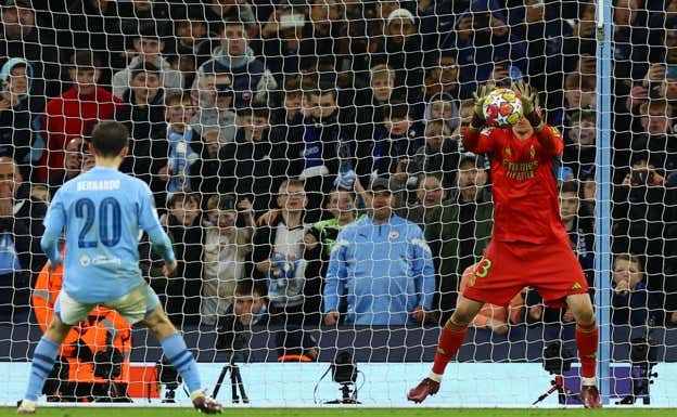 Lunin detiene el penalti a Bernardo Silva.  REUTERS