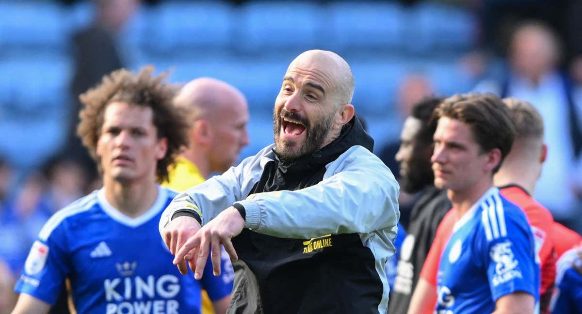 Enzo Maresca da instrucciones a los jugadores del Leicester. /AFP