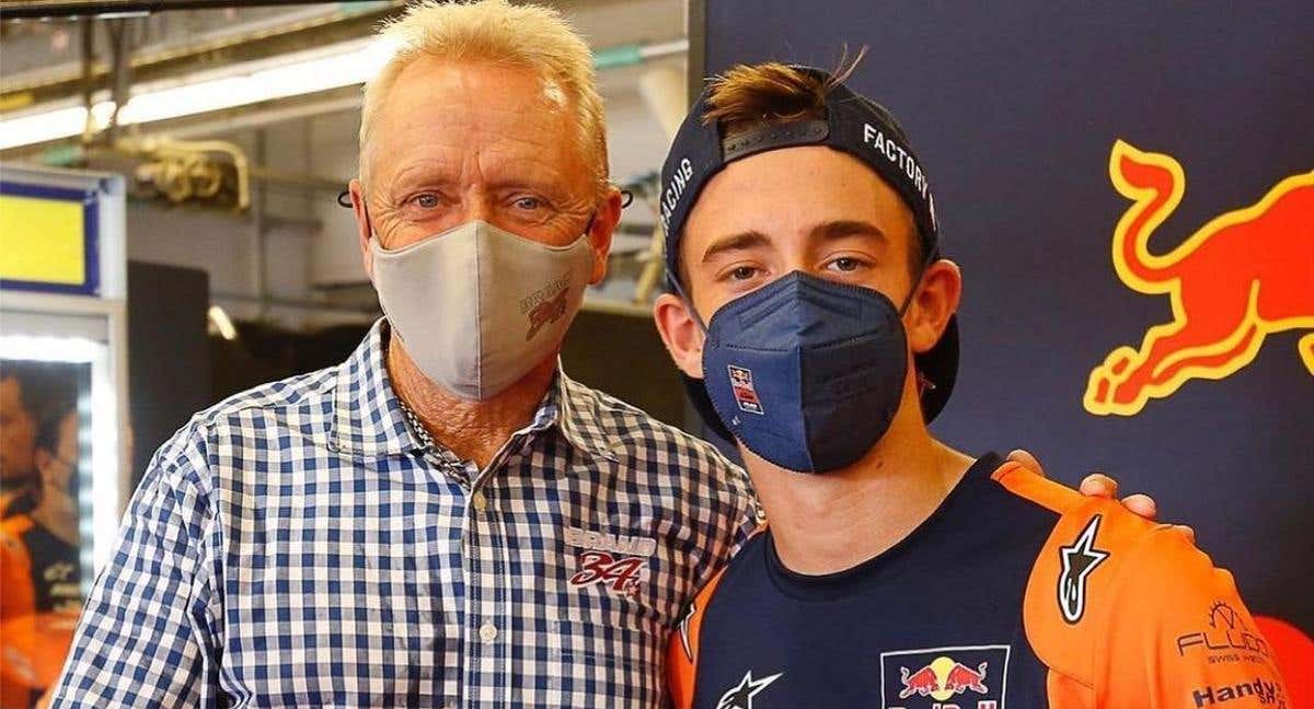 Kevin Schwantz posa junto a Pedro Acosta durante la etapa del español en Moto3./INSTAGRAM