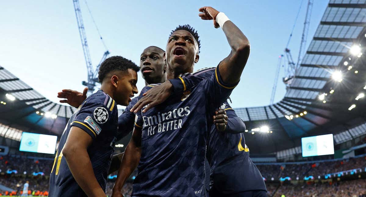 Vinicius, Mendy y Rodrygo celebran el 0-1 marcado por este último en Mánchester. /REUTERS