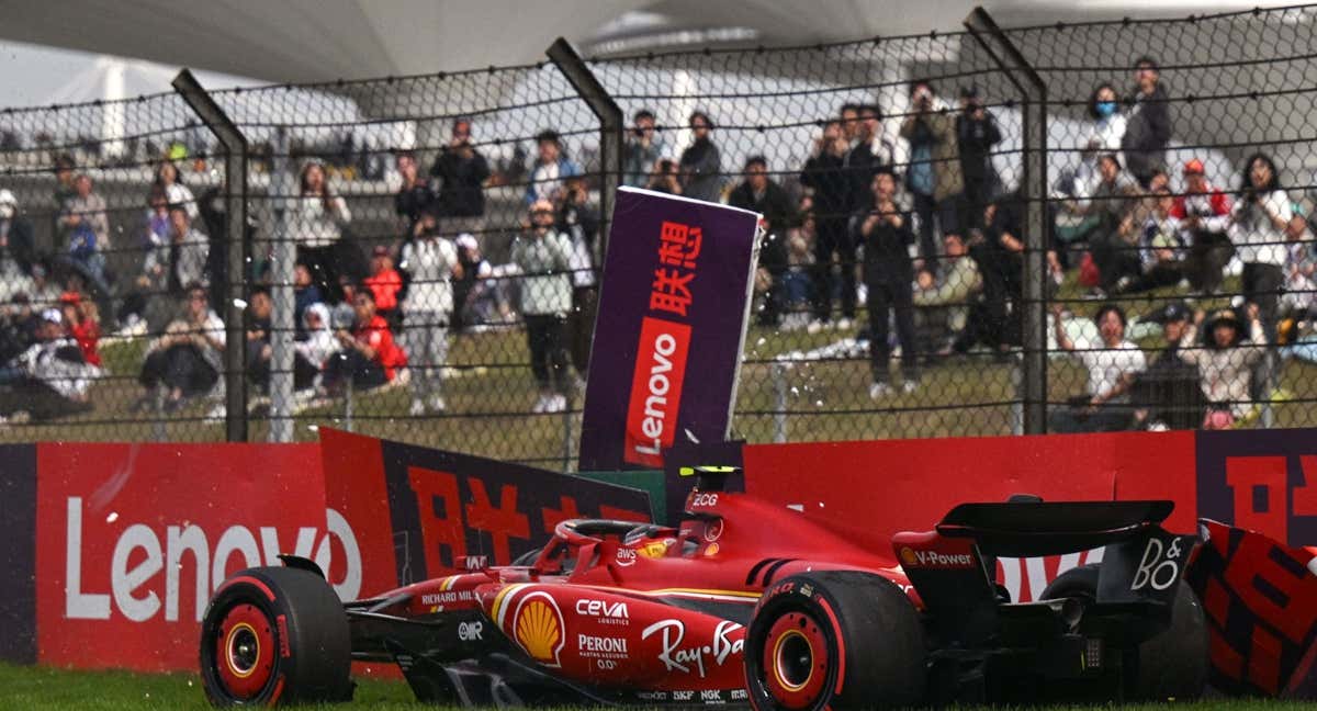 Carlos Sainz, parado en pista tras su accidente en clasificación. /AFP