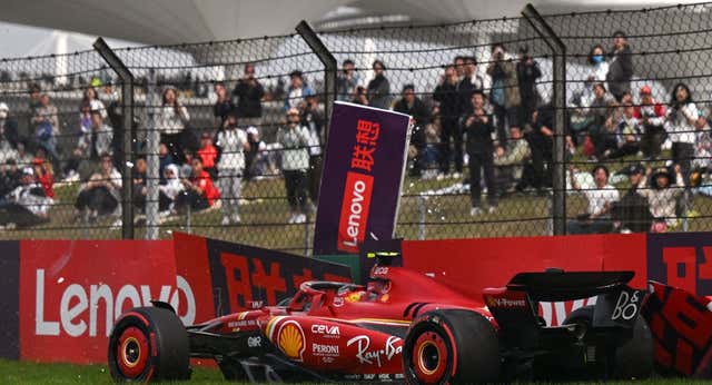 Guerra Aston Martin – Ferrari: piden sanción para Carlos Sainz y la FIA la rechaza