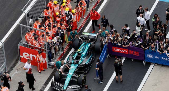 El duelo entre españoles retira a Fernando Alonso y merma a Carlos Sainz