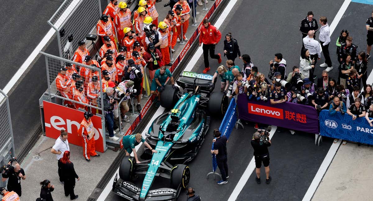 Fernando Alonso, en la calle de boxes.
