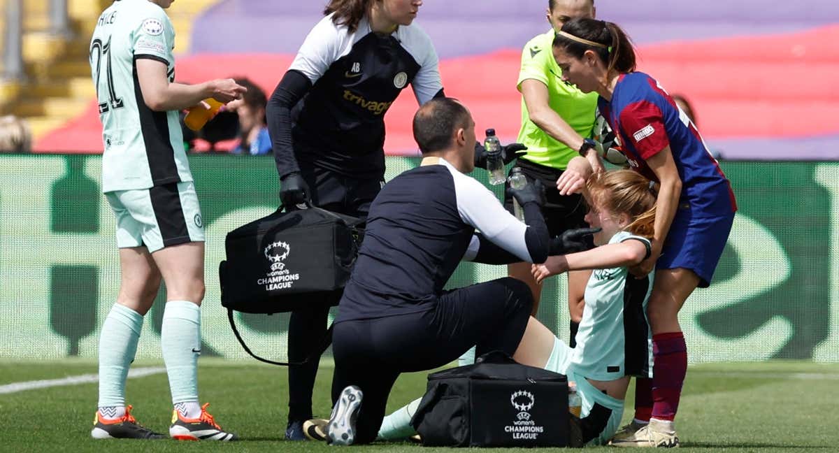 Aitana levantando a Nüsken del suelo. /REUTERS