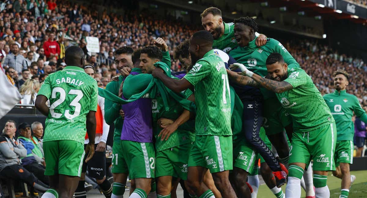 Los jugadores béticos celebran el segundo gol de Ayoze ante el Valencia./EFE