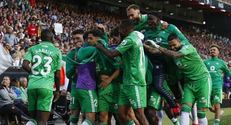 Los jugadores béticos celebran el segundo gol de Ayoze ante el Valencia.