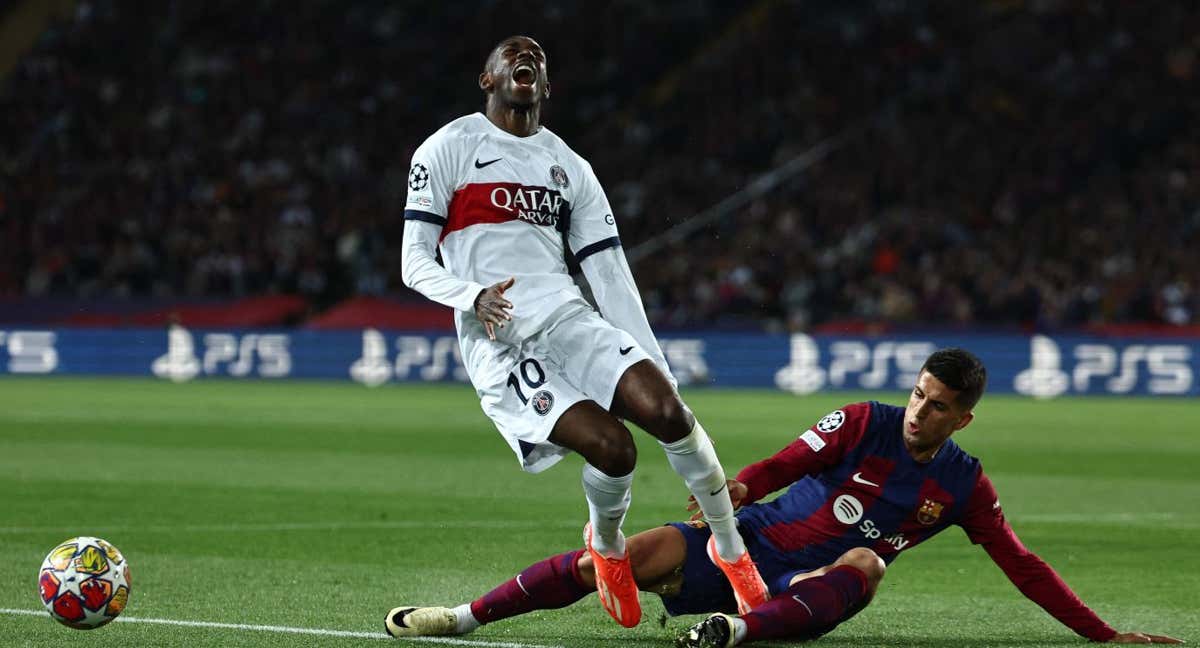 Momento en  el que Cancelo hace penalti a Dembélé./AFP