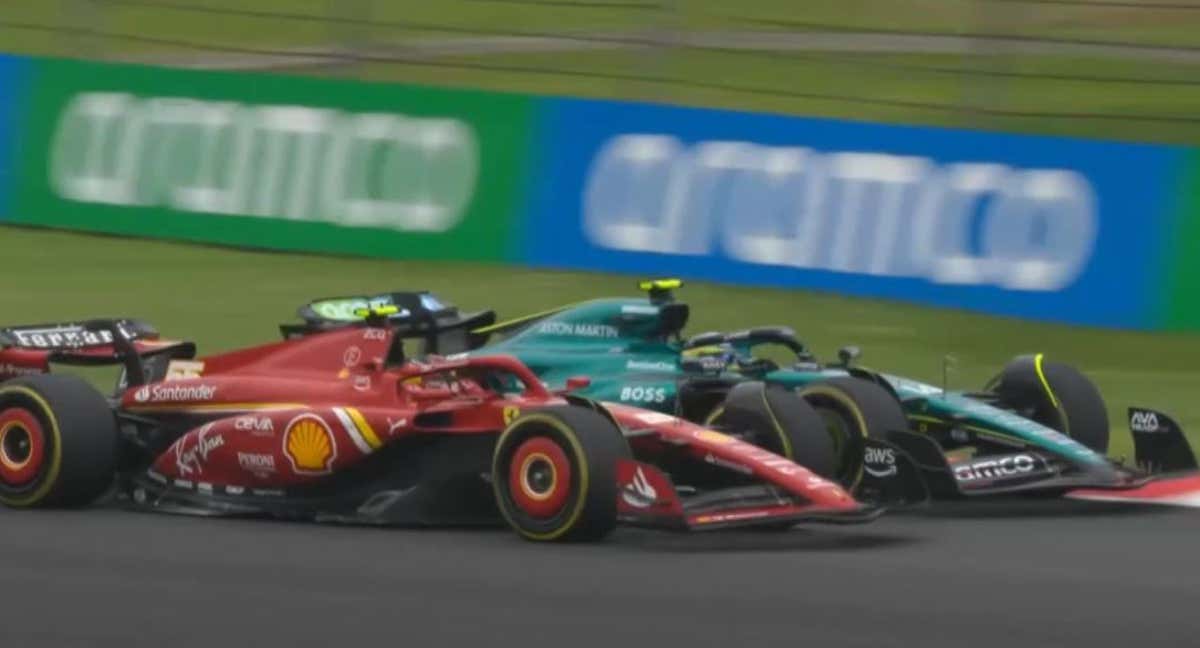 Momento del choque entre Fernando Alonso y Carlos Sainz./DAZN