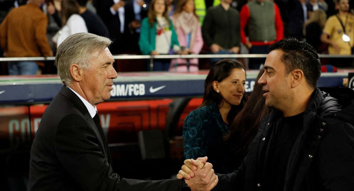 Saludo entre Carlo Ancelotti y Xavi Hernández durante El Clásico.  /REUTERS/Albert Gea