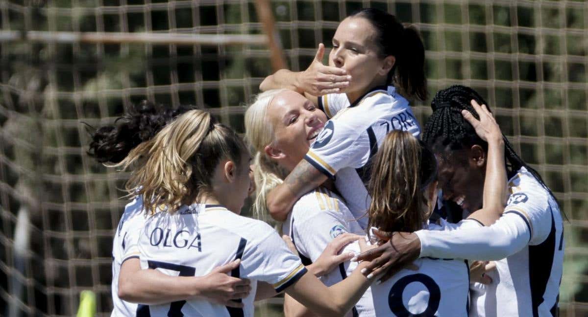 las jugadoras del Real Madrid celebran uno de los goles que le marcaron al Levante.