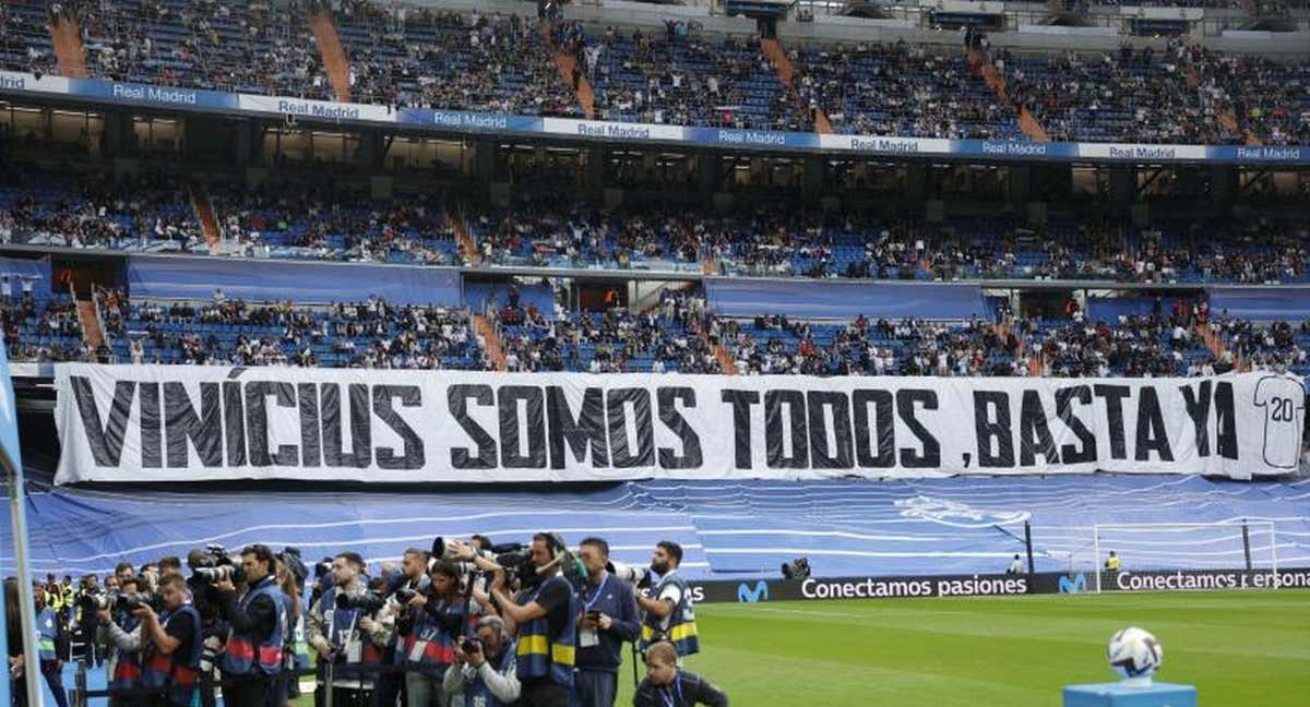 Varios fotógrafos esperan a la salida de los futbolistas en un partido del Real Madrid.