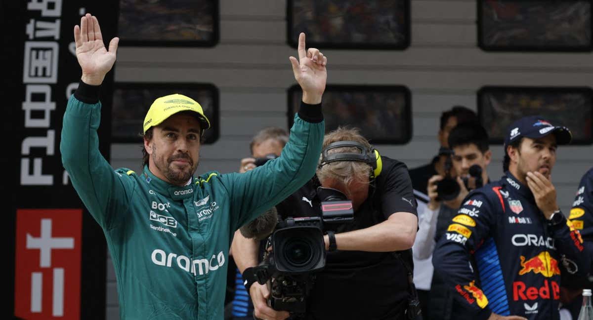 Fernando Alonso, celebrando su tercer puesto en la clasificación del GP de China. /REUTERS