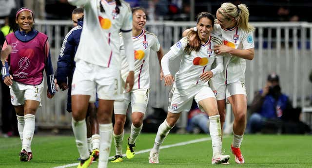El Olympique de Lyon tiró de historia para remontar en seis minutos ante el PSG y recordar que es el rey de Europa