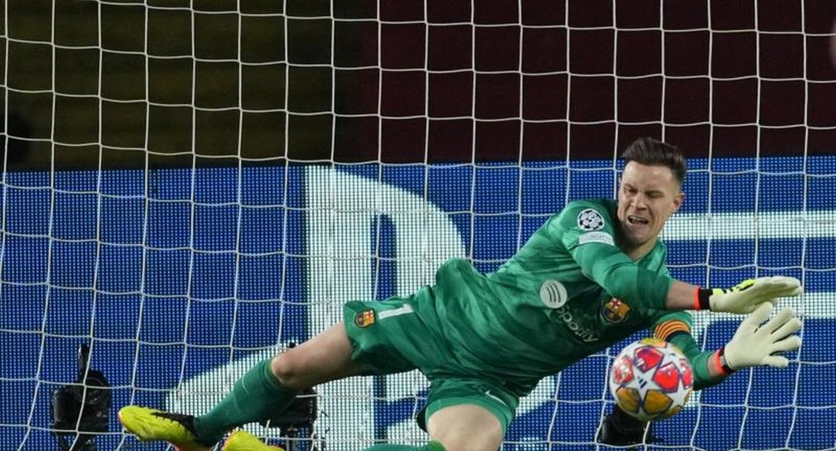 Ter Stegen detiene un balón en el partido ante el PSG.