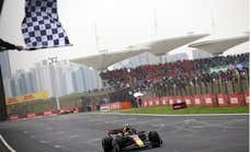 Fernando Alonso entretiene en el aburrimiento de Max Verstappen