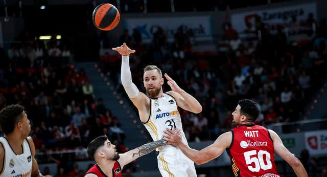 El Real Madrid no falla en Zaragoza y sigue al acecho de la primera plaza