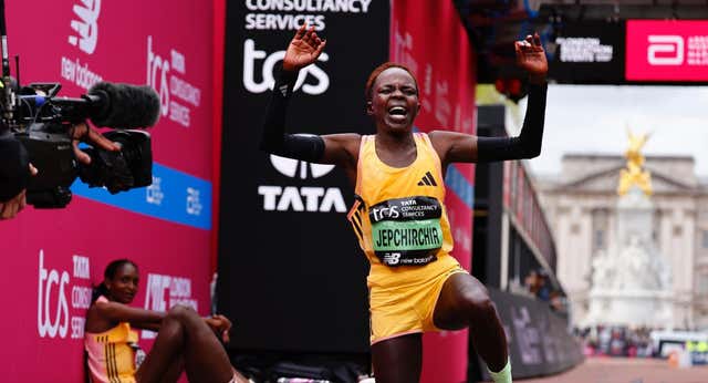 Peres Jepchirchir se impone a Tigst Assefa en un maratón de Londres sin liebres masculinas