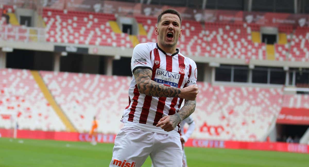 Rey Manaj celebra un gol con el Sivasspor/SIVASPOR