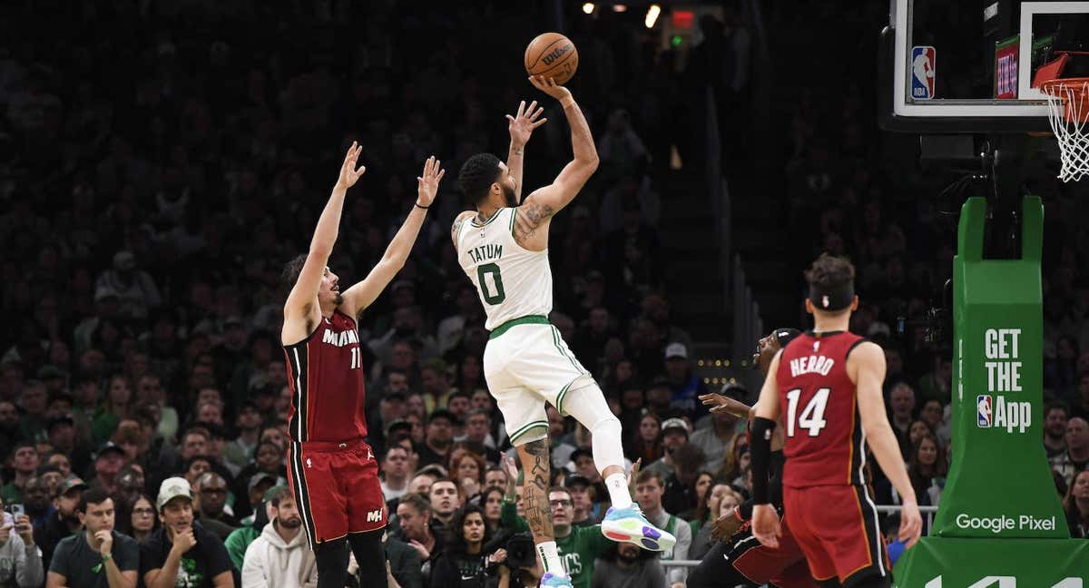 Jayson Tatum, hoy, lanzando a canasta ante Miami. /Reuters