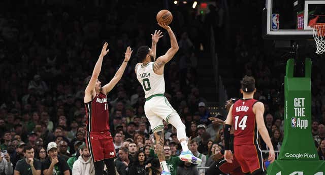 Jayson Tatum firma su primer triple-doble en playoffs y los Celtics asumen el papel de favoritos