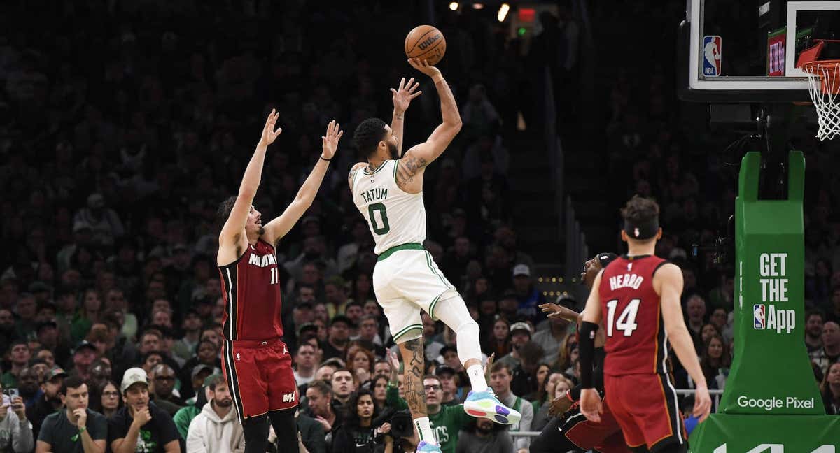 Jayson Tatum, hoy, lanzando a canasta ante Miami.