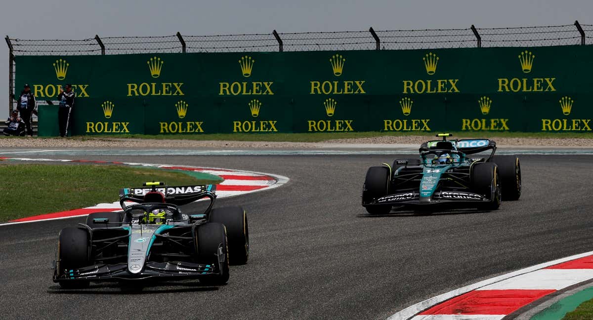 Fernando Alonso, persiguiendo a Lewis Hamilton, justo antes de salvar su coche. /REUTERS