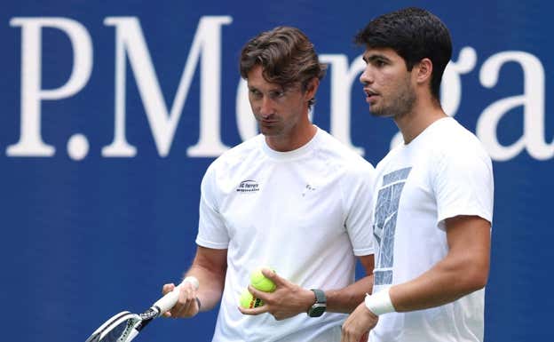 Juan Carlos Ferrero y Carlos Alcaraz. AFP