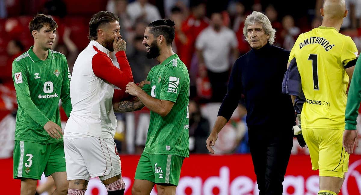 Isco y Sergio Ramos se saludan al finalizar el derbi de la primera vuelta. /EFE