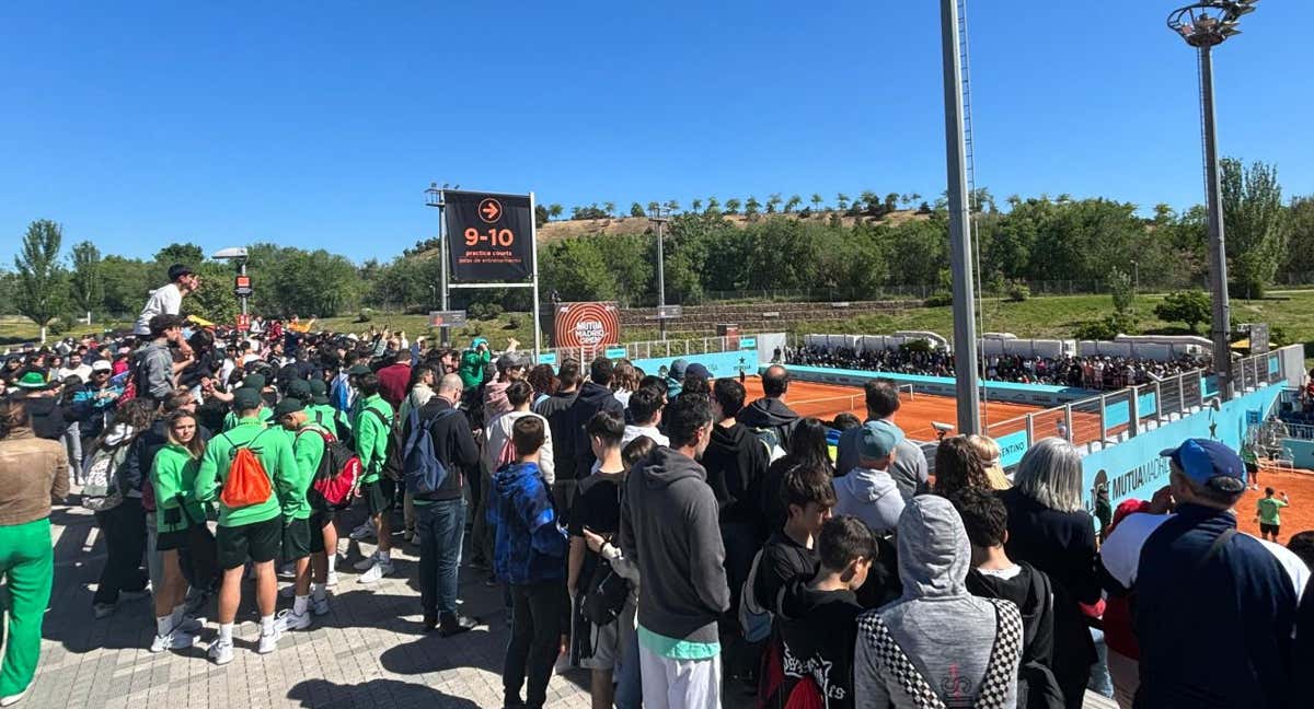 Cientos de aficionados se agolpan sobre la pista 9 de la Caja Mágica para ver entrenar a Rafa Nadal./RELEVO