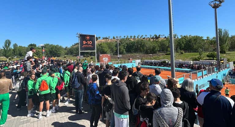 Cientos de aficionados se agolpan sobre la pista 9 de la Caja Mágica para ver entrenar a Rafa Nadal.