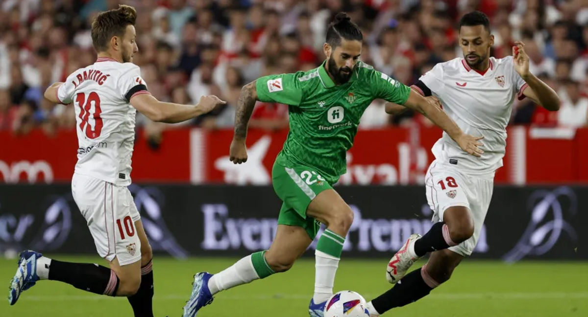 Isco pugna por un balón junto a Rakitic y Sow en el partido de la primera vuelta./EFE/Julio Muñoz